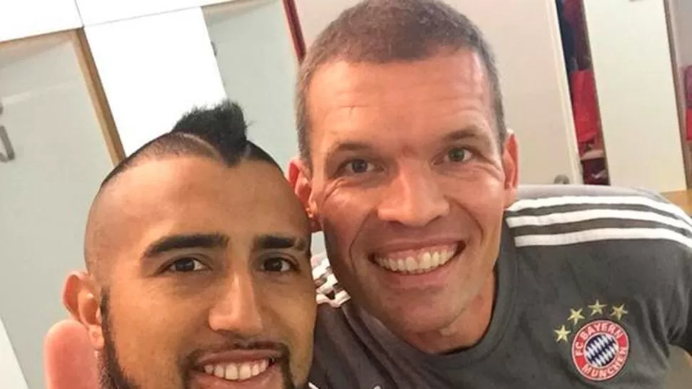 SONIENTE. Arturo Vidal, junto al preparador físico de Bayern Munich.
FOTO TOMADA DE TWITTER.COM/KINGARTURO23