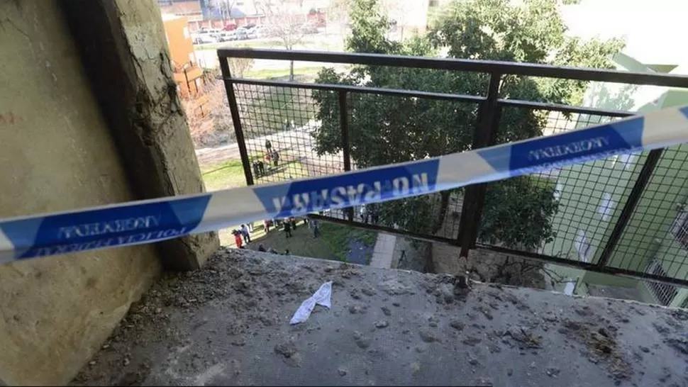INSEGURA. La baranda del balcón cedió. FOTO TOMADA DE CLARIN.COM