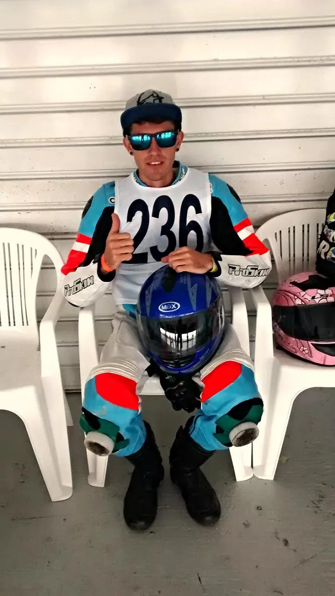 SATISFECHO. El piloto tucumano de 22 años hizo un gran esfuerzo para lograr una oportunidad única. FOTO del FACEBOOK DE “PEY” AUAD 