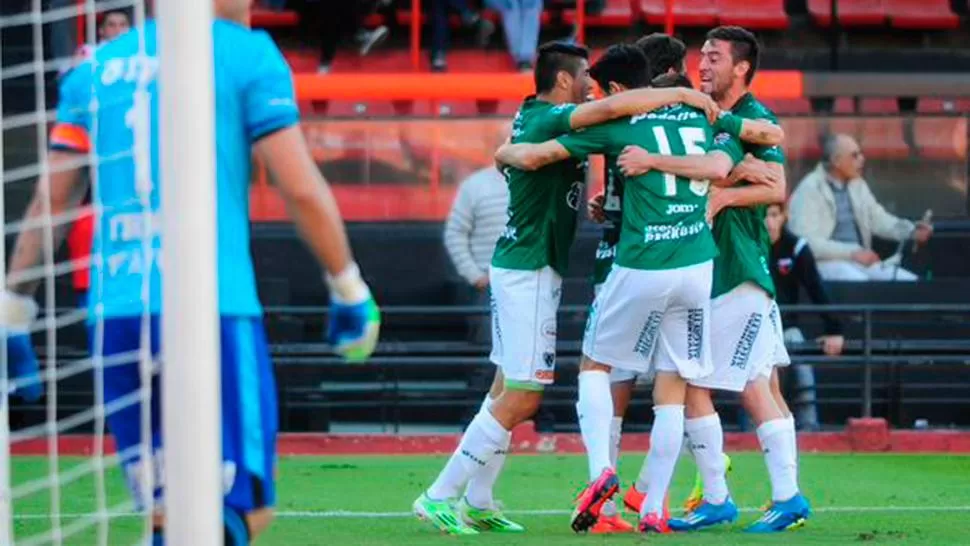 FESTEJO VERDE. Sarmiento ganó con un gol en contra de Colón. (OLÉ.COM)