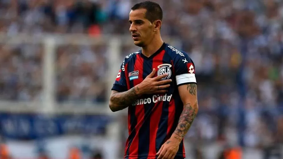 ÍDOLO. Romagnoli, crack de San Lorenzo, saludó a las chicas que juegan en Tucumán. (ARCHIVO)