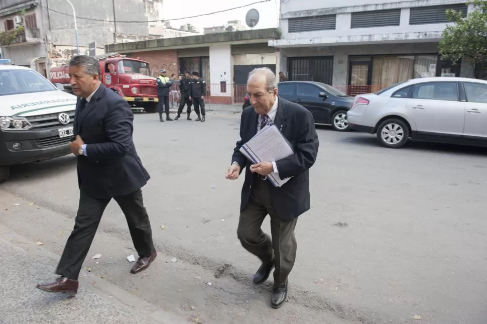 VIERNES EN LA JUNTA ELECTORAL. El presidente Antonio Gandur (der.) ingresa a la sede del órgano en compañía de su chofer, Duilio Cancino. la gaceta / foto de florencia zurita