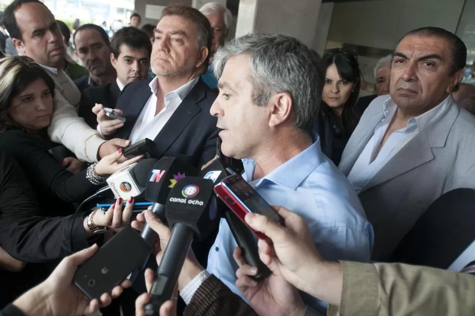 PLANTEO. Cano explica a la prensa de la denuncia; Amaya lo escucha, serio. la gaceta / foto de ines quinteros orio