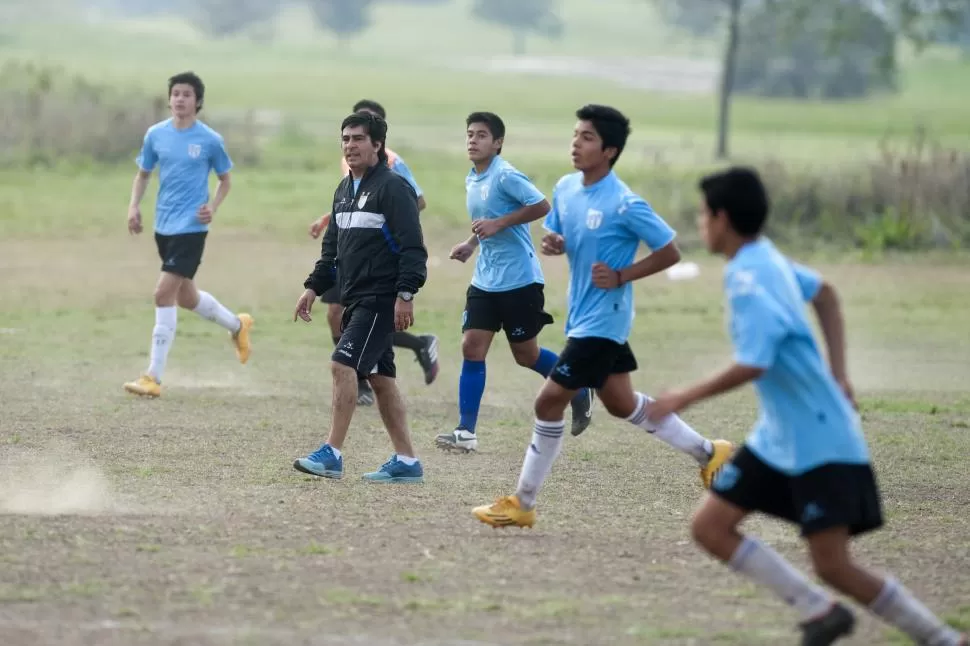 PREPARACIÓN. Los chicos corren tras la pelota en uno de las prácticas semanales que el equipo realiza en el Jockey Club. la gaceta / fotos de diego aráoz