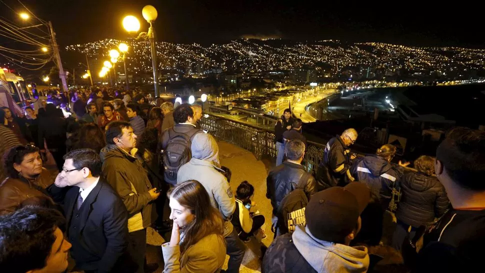 TEMOR EN VALPARAISO. Los habitantes salieron a las calles asustados luego de terremoto que tuvo un epicentro cercano a esa ciudad. REUTERS