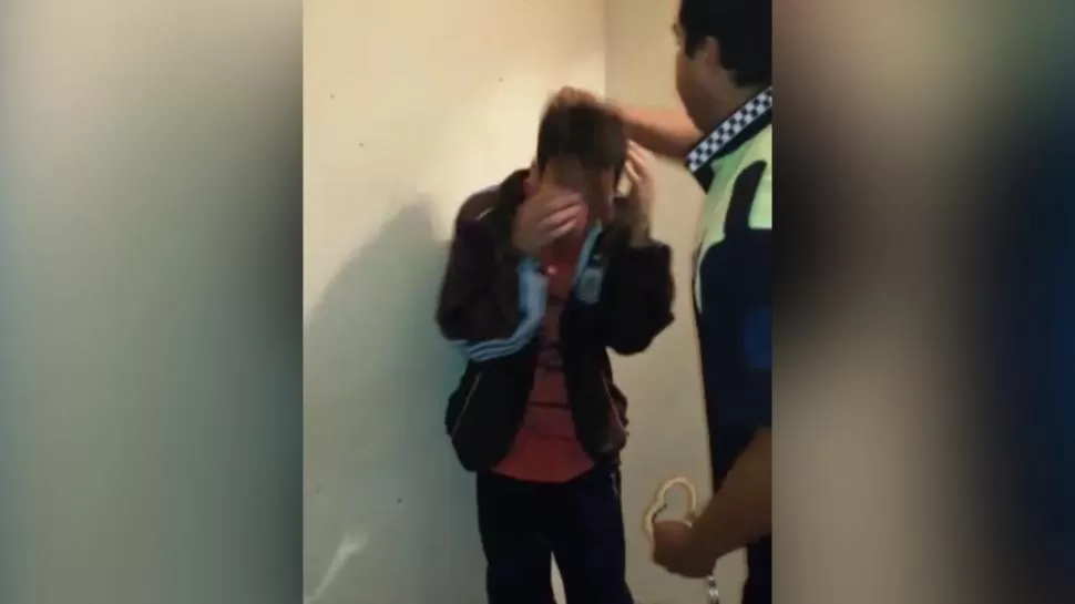 LA SECUENCIA. En el video se observa cómo el policía le quita las esposas al preso, lo insulta y luego comienza a pegarle y a invitarlo a pelear, mientras el muchacho tiene una actitud pasiva. imágenes capturas de video
