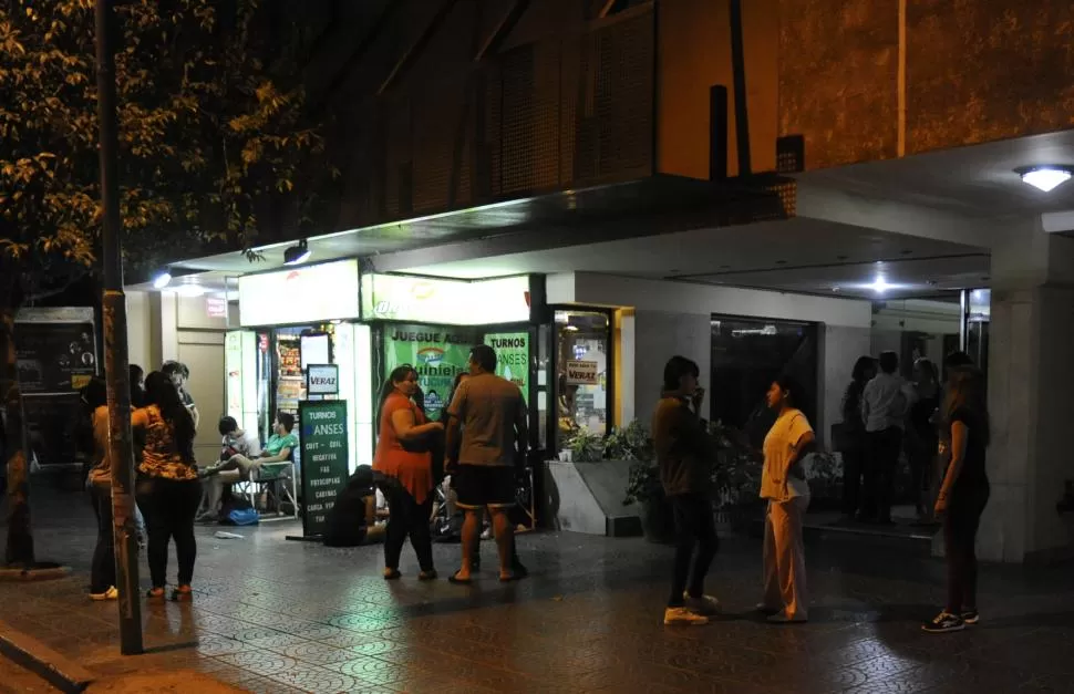 POR LAS DUDAS, TODOS A LA VEREDA. Mientras el centro se agitaba, los vecinos prefirieron congregarse al ras de la tierra. Allí se sintieron más seguros. la gaceta / fotos de florencia zurita