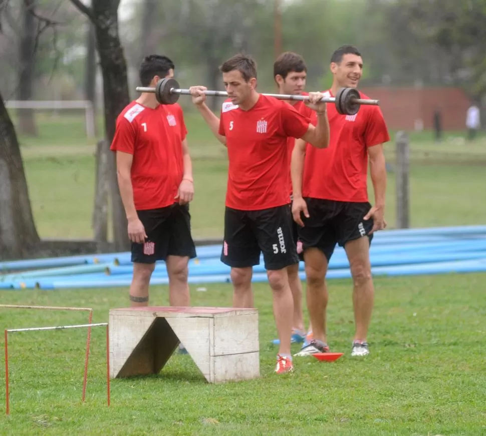 PUESTA A PUNTO. Lucas Bossio cumplió la fecha de suspensión y reaparecerá en el partido frente a Deportivo Roca. la gaceta / foto de antonio ferroni (archivo)