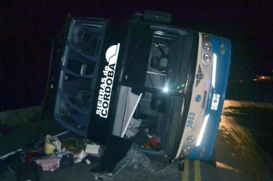 Un colectivo con chicos de Catamarca volcó en la ruta 307