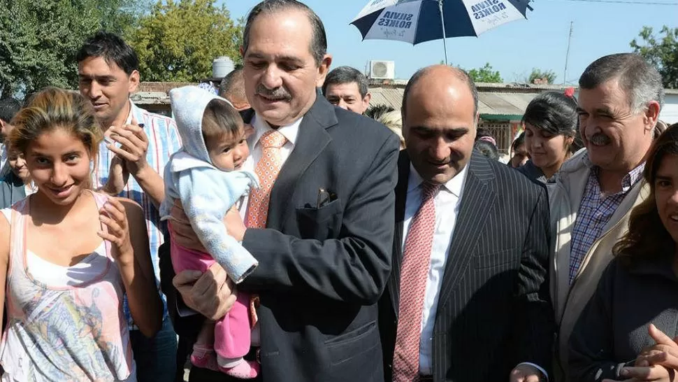 RECORRIDO. José Alperovich estuvo en el Barrio San Miguel para supervisar un conjunto de obras y tareas sociales que se realizan en el lugar. PRENSA Y DIFUSIÓN