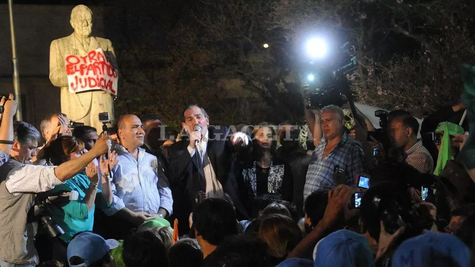 RESPALDO. Alperovich arengó a llenar la plaza Yrigoyen, pero pidió serenidad a los militantes. LA GACETA / FOTO DE HÉCTOR PERALTA