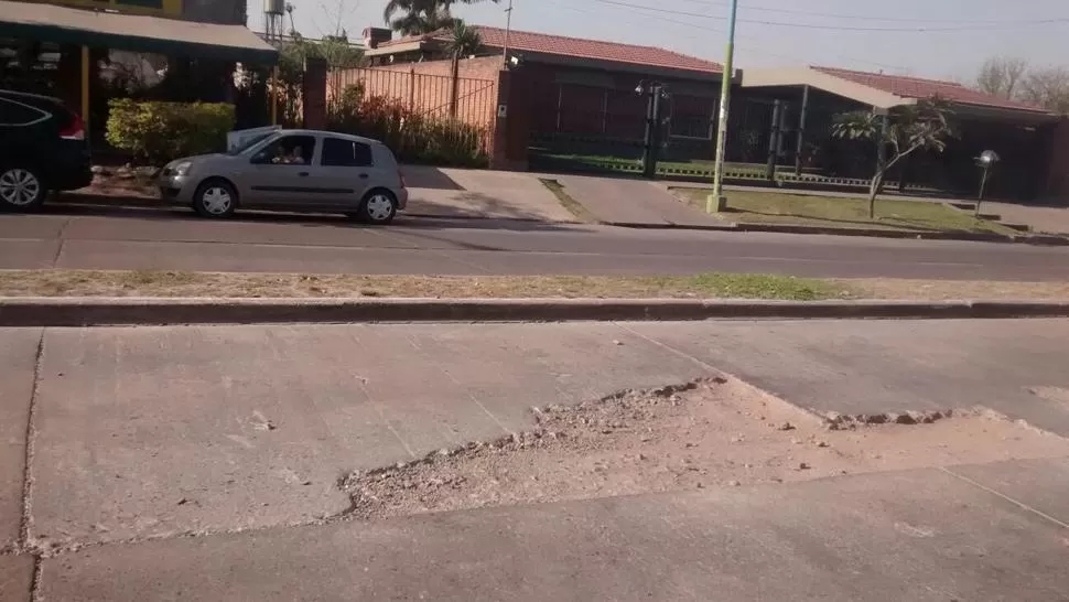 El temible rompeautos de avenida Belgrano al 3.300