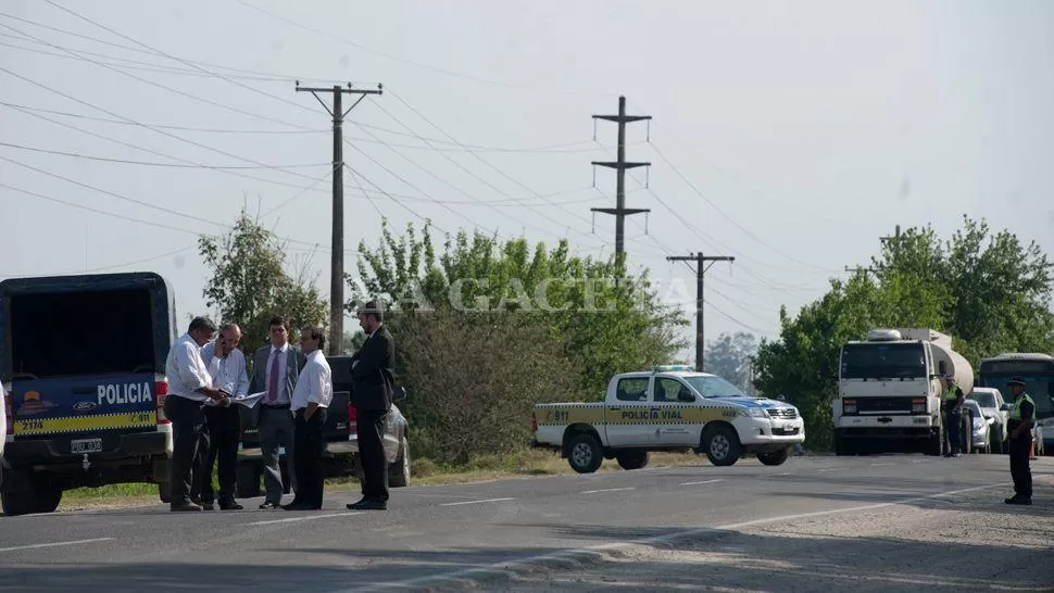 PUESTA EN ESCENA. Los delincuentes se apostaron sobre la ruta 301. LA GACETA / FOTO DE DIEGO ARÁOZ