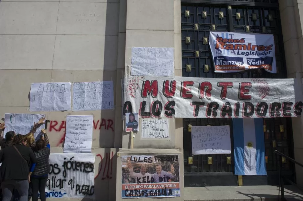 ADVERTENCIA. Un grafiti amedrentador que pintaron los militantes del PJ. LA GACETA / FOTO DE JORGE OLMOS SGROSSO