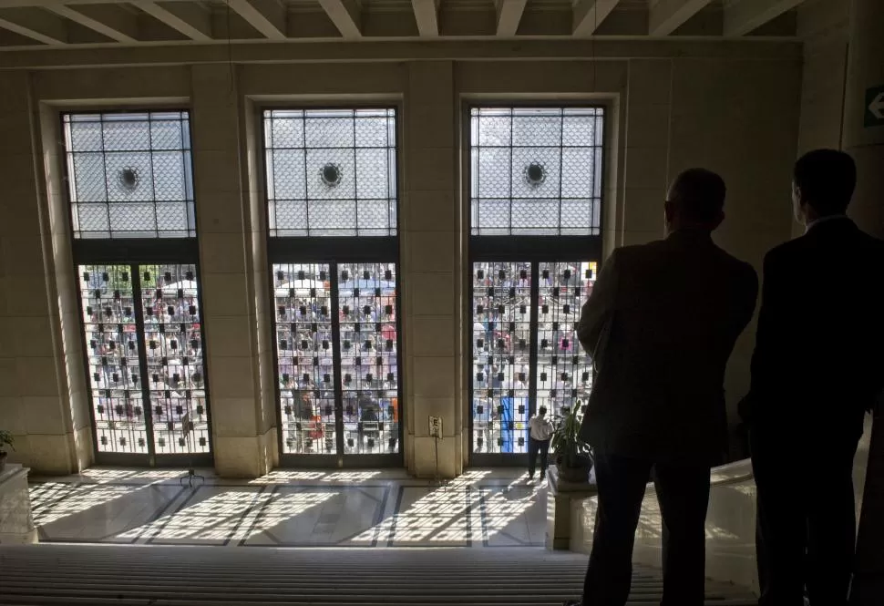 CON LLAVE. Por seguridad, la Policía cerró una de las entradas del Palacio.  la gaceta / FOTO DE JORGE OLMOS SGROSSO