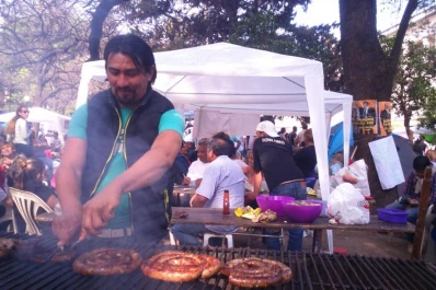 Asado va, asado viene, los muchachos del PJ se entretienen