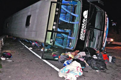 Una niña perdió un brazo al volcar un colectivo en los Valles