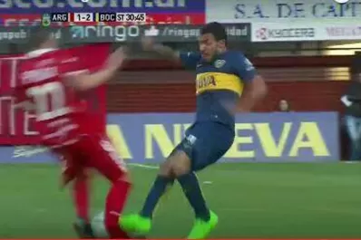 Mirá la terrible plancha de Tevez, que zafó de la roja