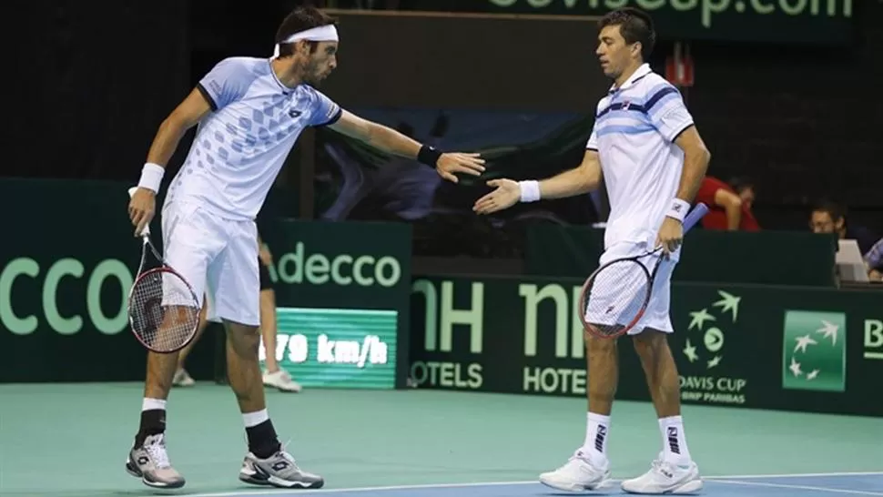 BUENA DUPLA. Mayer y Berlocq lograron quebrar a Bélgica y ganaron el doble. (REUTERS)