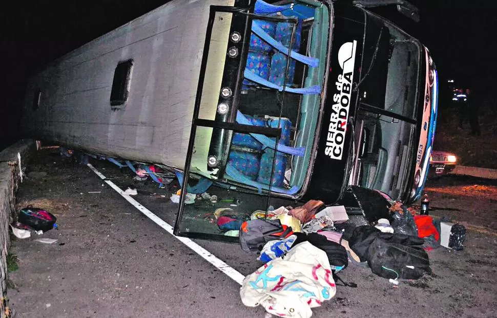 EN UNA CURVA. El colectivo quedó de costado sobre la ruta y los pasajeros tuvieron que romper los vidrios para salir. foto gentileza de javier astorga