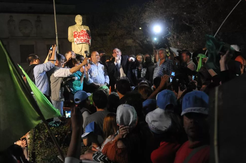 ARENGA FRENTE A LA CORTE. Alperovich respaldó anoche a la fórmula Manzur-Jaldo en el acampe oficialista en la plaza Yrigoyen, a metros de Tribunales.  la gaceta / fotos de héctor peralta