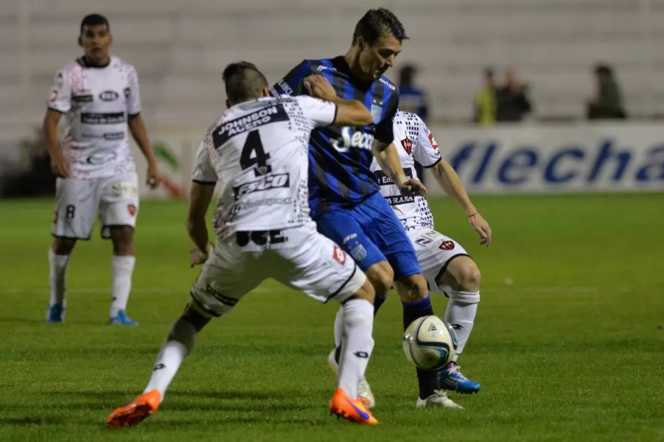 LA TIENE ATADA. Los simpatizantes “decanos” infiltrados sufrieron cada vez que Leandro González pedía la pelota para enloquecer a sus marcadores. foto de javier escobar (especial para la gaceta)