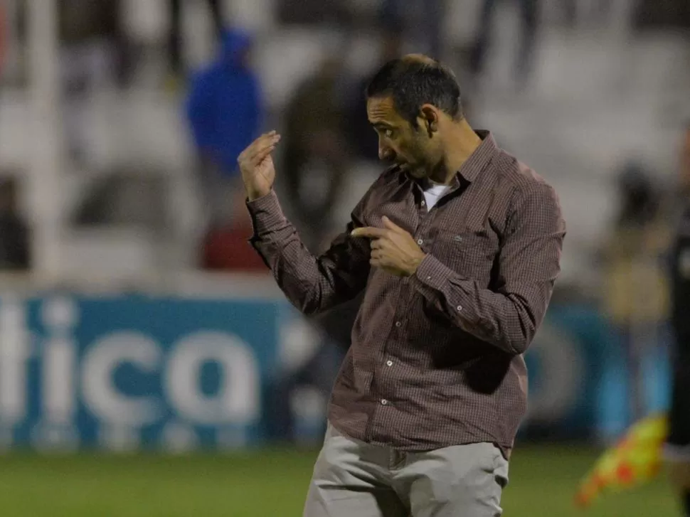 QUE SE VENGA ALL BOYS. Azconzábal da una indicación durante el primer tiempo del partido ante Patronato, anoche.  foto de javier escobar (especial para la gaceta)