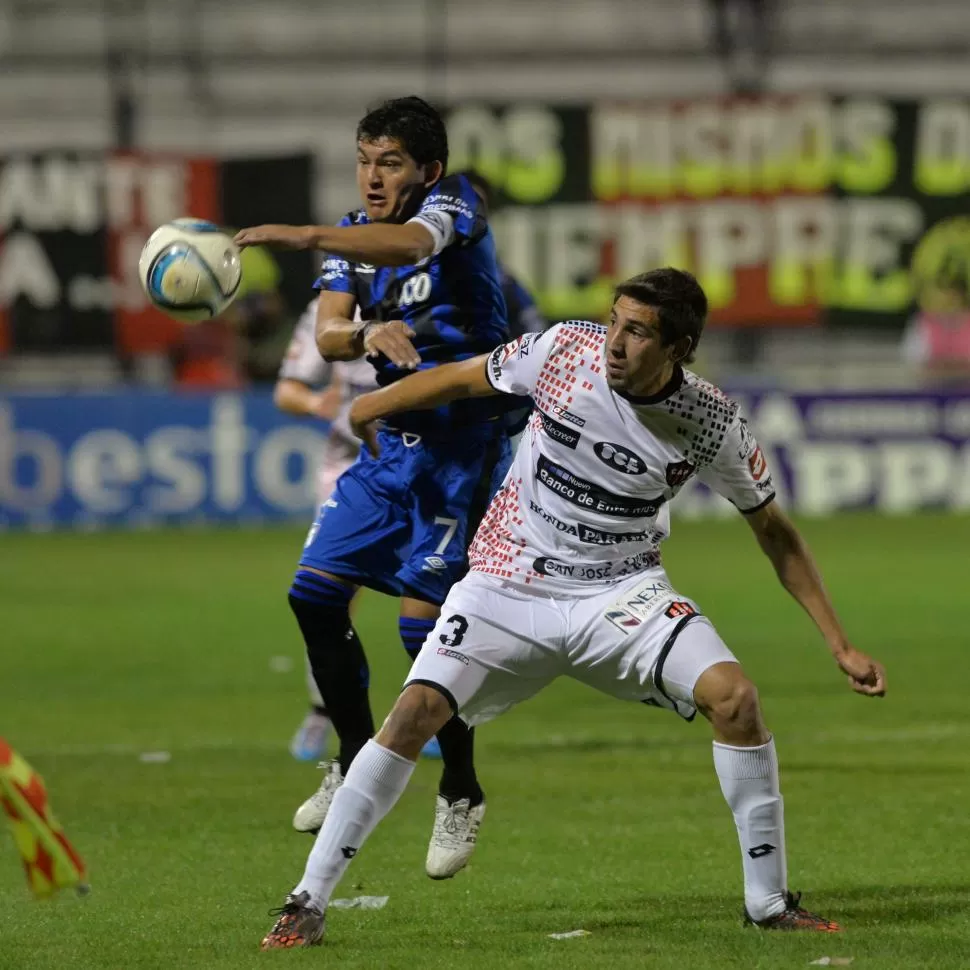 CERCADO. Márquez le corta la intención a Luis Rodríguez, que estuvo bien marcado. Patronato no le dio ni un centímetro. foto de javier escobar (especial para la gaceta)