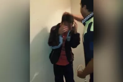 Otro policía detenido por el video de una golpiza