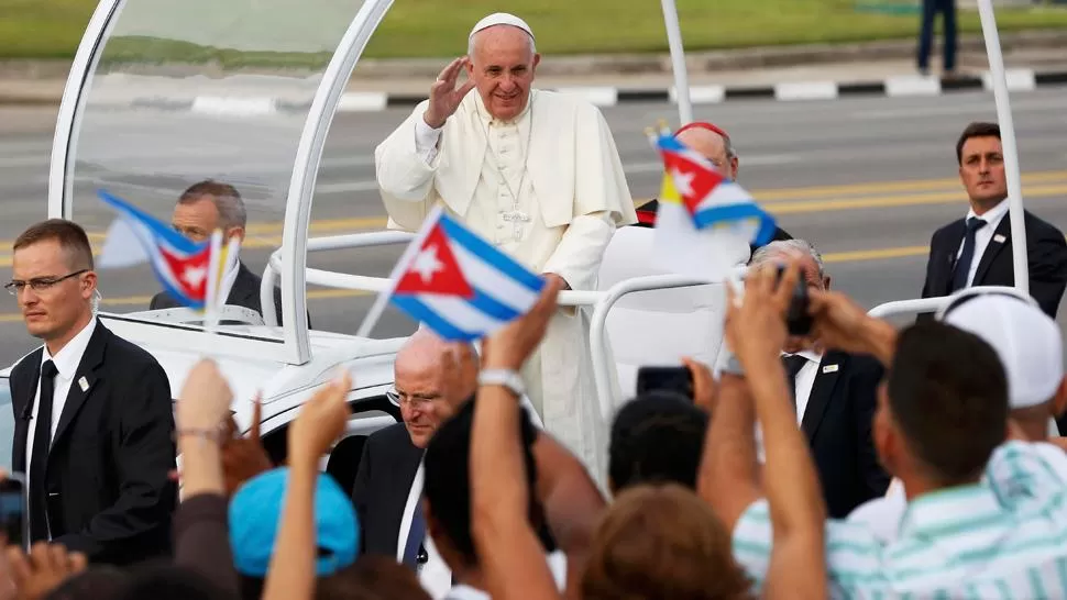 VISITA CLAVE. El argentino permanecerá en la isla hasta el martes y seguirá viaje hacia Estados Unidos. REUTERS