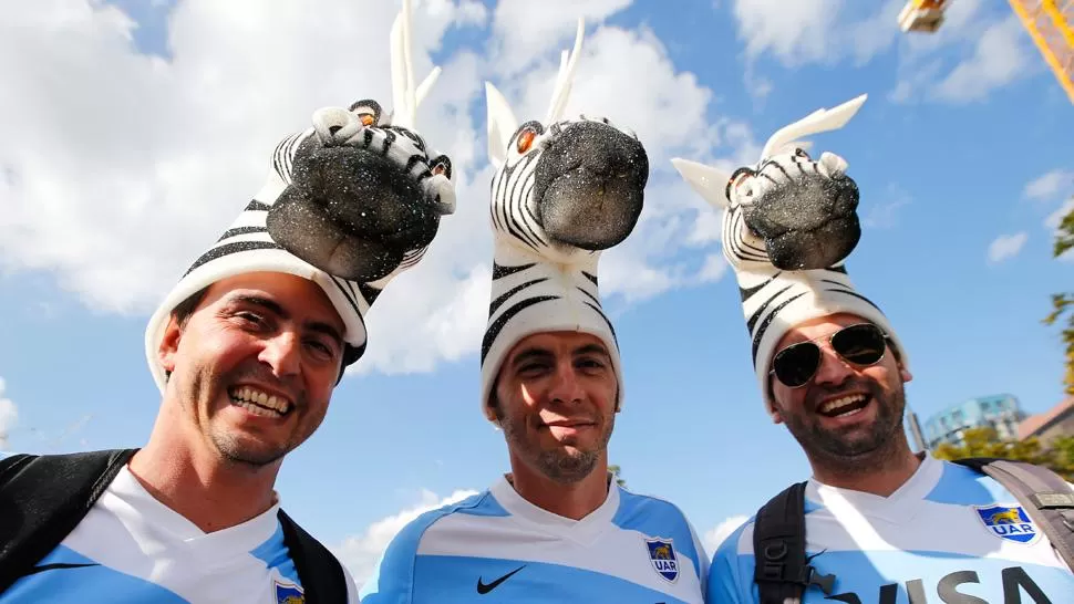 EN BANDA. Los simpatizantes argentinos se instalaron desde temprano en el estadio londinense. REUTERS