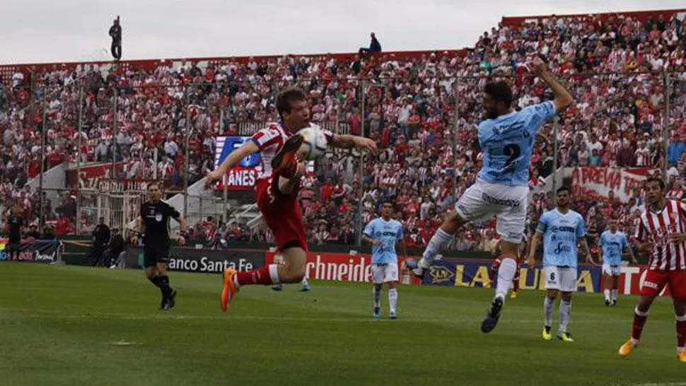 ADENTRO. Riaño abrió la cuenta para Unión. (@CLUBAUNION)