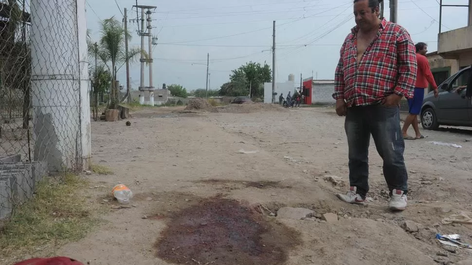 INSEGURIDAD. Un vecino observa el ugar donde fue asesinado Ramón Quiroga. LA GACETA / ANTONIO FERRONI