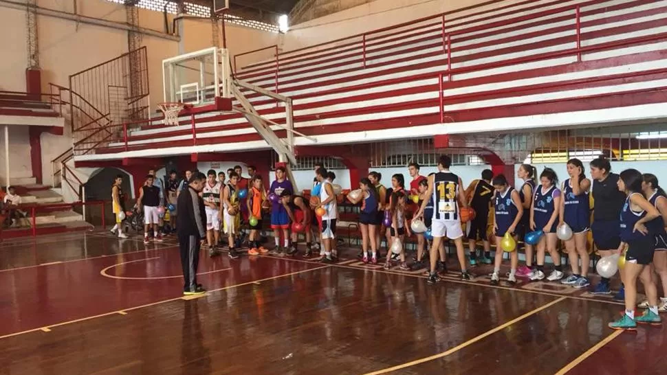 DEJÓ ENSEÑANZAS. El último módulo del Campus de tecnificación individual de Vecchio se desarrolló esta tarde.
FOTO TOMADA DE PRENSA FEDERACIÓN DE BASQUETBOL DE TUCUMÁN