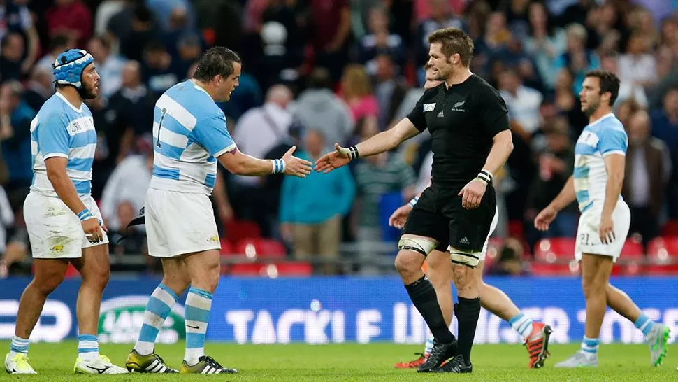 EVOLUCIÓN. Richie McCaw destacó el crecimiento de Los Pumas. En la foto, el saludo final con el pilar Marcos Ayerza.
FOTO DE REUTERS