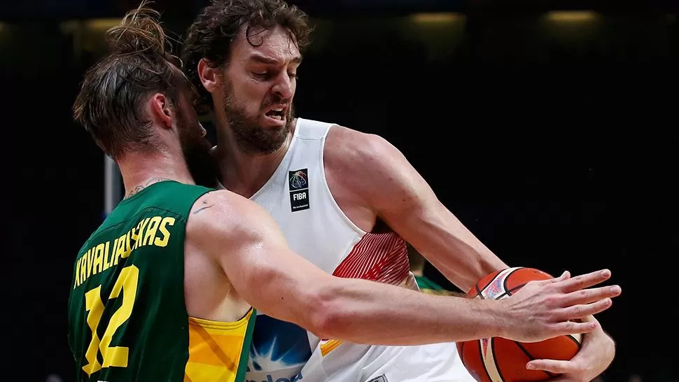 OTRA CÁTEDRA DE PAU. El mayor de los Gasol le dio a España su tercer título. En la escena, pelea por la posesión con Kavaliaukas.
FOTO DE REUTERS