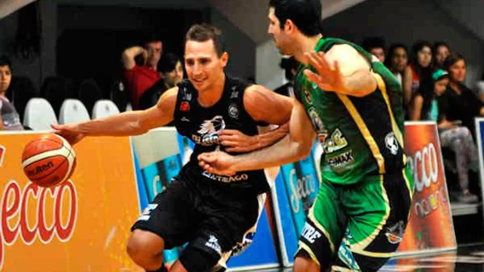 ENTRÓ EN EL CINCO INICIAL. Van Lacke, refuerzod el bandeño, ante la defensa de Pérez Laurenti, de Mitre.
FOTO TOMADA DE SOMOS DEPORTE