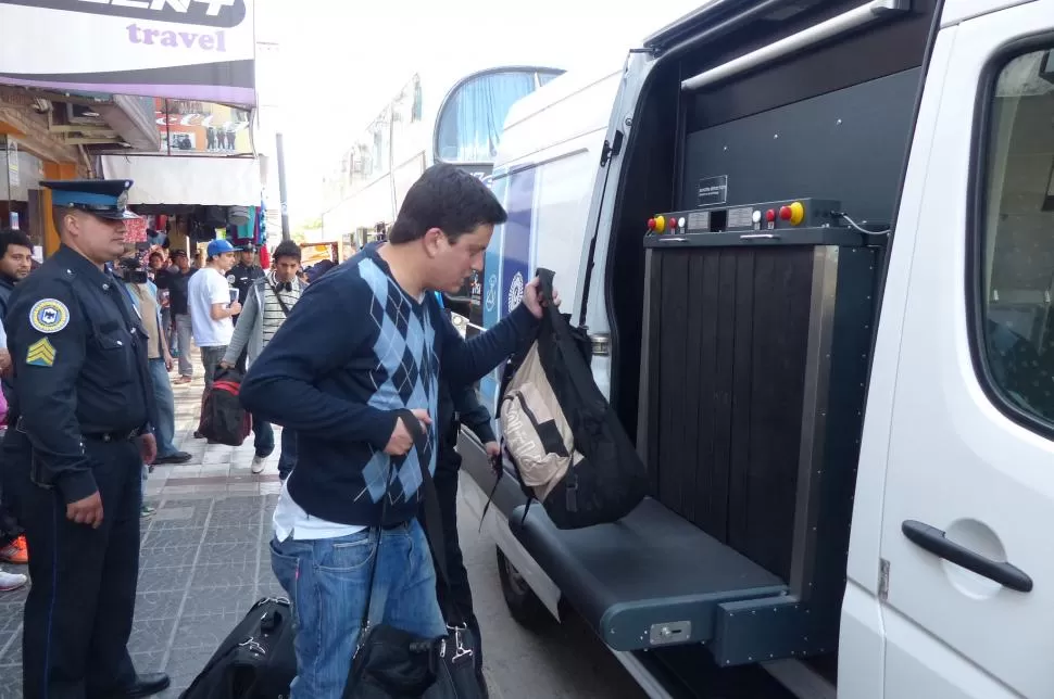 CONTROL. Un pasajero tuvo que ingresar su equipaje al escáner. la gaceta / foto de osvaldo ripoll