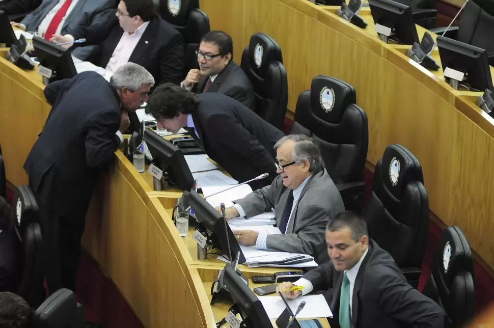 EN EL RECINTO. El peronista Álvarez habla con Bussi (FR). Colombres Garmendia (PRO), Páez (DC) y Valdez (UCR) siguen el debate desde sus bancas. la gaceta / foto de analía jaramillo (archivo)