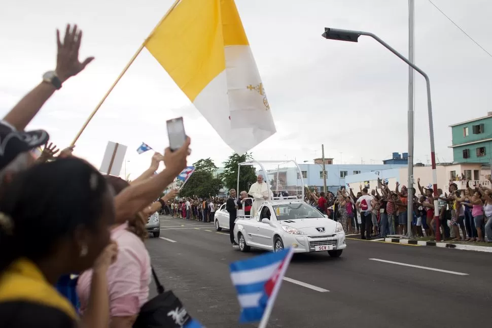 LA HABANA. El pontífice, instalado en el ‘papamóvil’, recorrió la distancia entre el aeropuerto José Martí y la capital, entre saludos y vivas de los cubanos.  