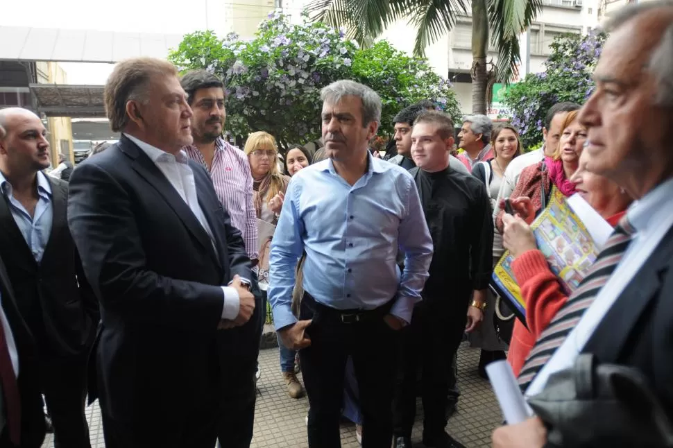 EL DÍA DE LA DEMANDA. Amaya y Cano, junto a dirigentes, antes de pedir la nulidad de la elección en Tribunales.  la gaceta / foto de inés quinteros orio