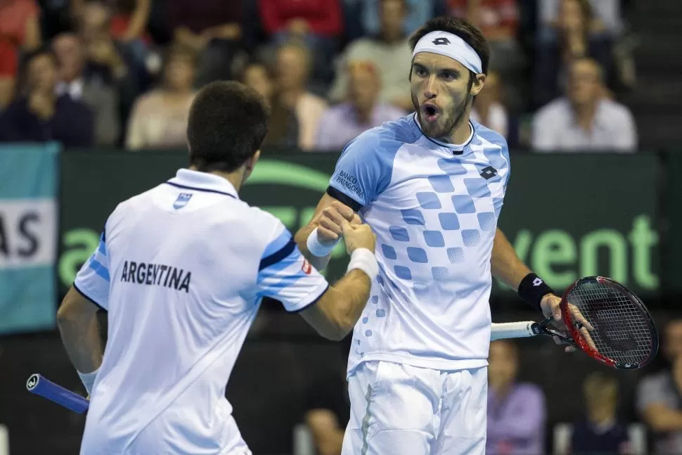 SALUDO DE TRIUNFO. Carlos Berlocq y Leonardo Mayer se saludan luego de consumar el trabajoso éxito en el dobles. REUTERS