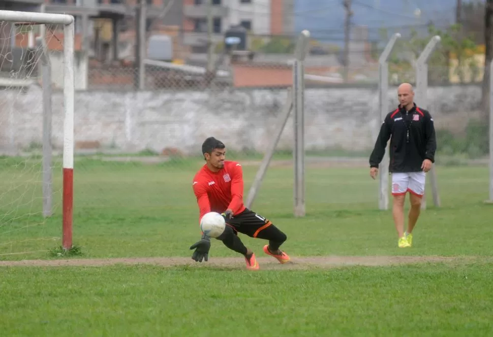 CHANCE. El técnico Sebastián Pena apostará por primera vez desde su llegada al club por la experiencia de Juan Ignacio Carrera, para cubrir la valla de los “santos”.  la gaceta / foto de antonio ferroni (archivo)