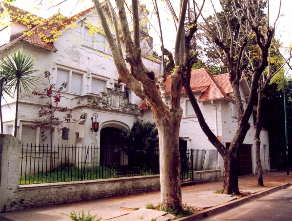 ESCENARIO. En la casa de Perón en Gaspar Campos se da una reunión crucial, según el libro de Bufano y Texidó. siemprehistoria.com.ar