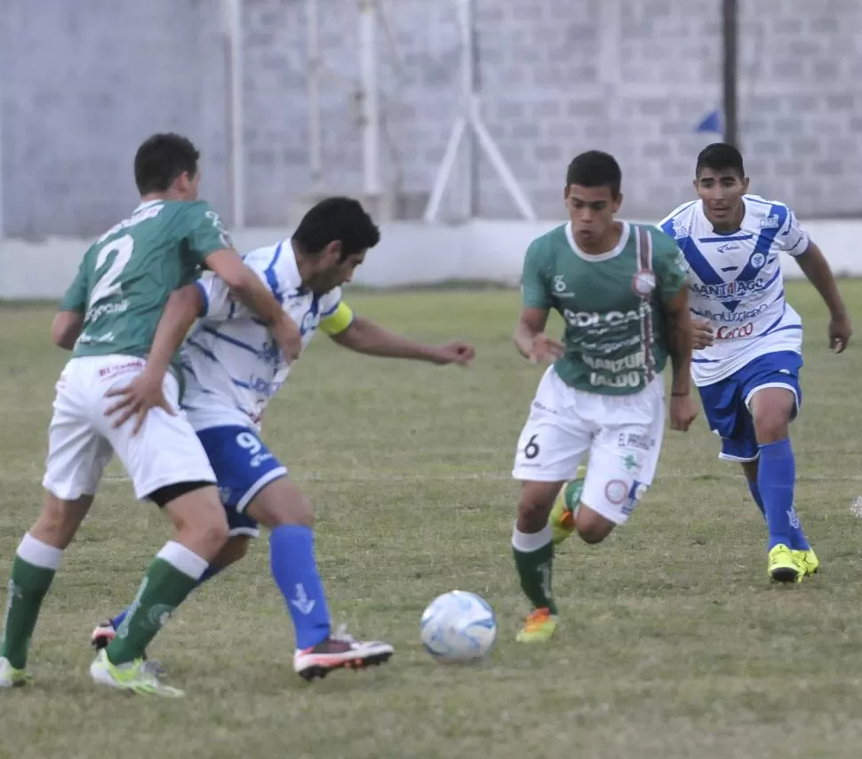 LUCHA POR LA PELOTA. Hoyos de Vélez, intenta eludir a Caffarena, de San Jorge. Montiel llega para marcar. foto del diario “el liberal”