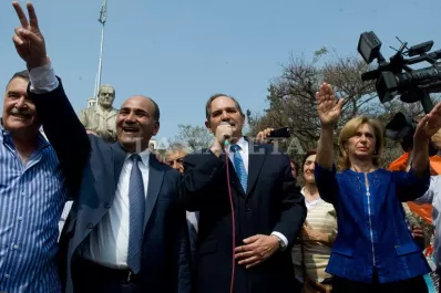 Alperovich, Manzur y Jaldo festejaron el fallo de la Corte en la plaza Yrigoyen
