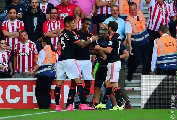 CUMPLIÓ. Marcos Rojo fue titular en el United y tuvo una buena tarea ayer. FOTO DEL TWITTER DE @centroalbirrojo