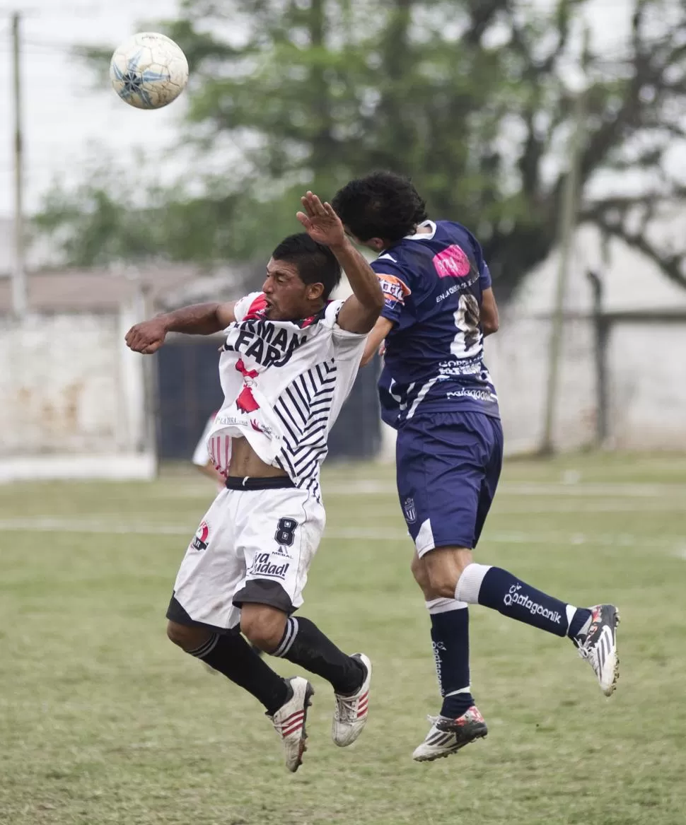 FIGURA. Ovejero que pelea la pelota con Delgado, marcó dos goles. la gaceta / foto de jorge olmos sgrosso