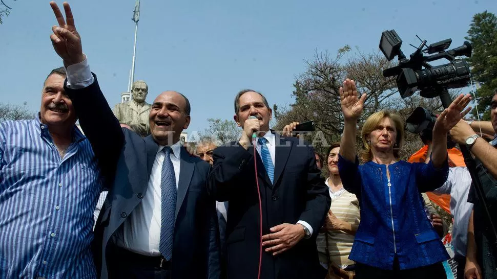 EUFORIA. El oficialismo celebró el fallo de la Corte y convocó a los militantes a desalojar la plaza Yrigoyen. LA GACETA / FOTO DE JORGE OLMOS SGROSSO