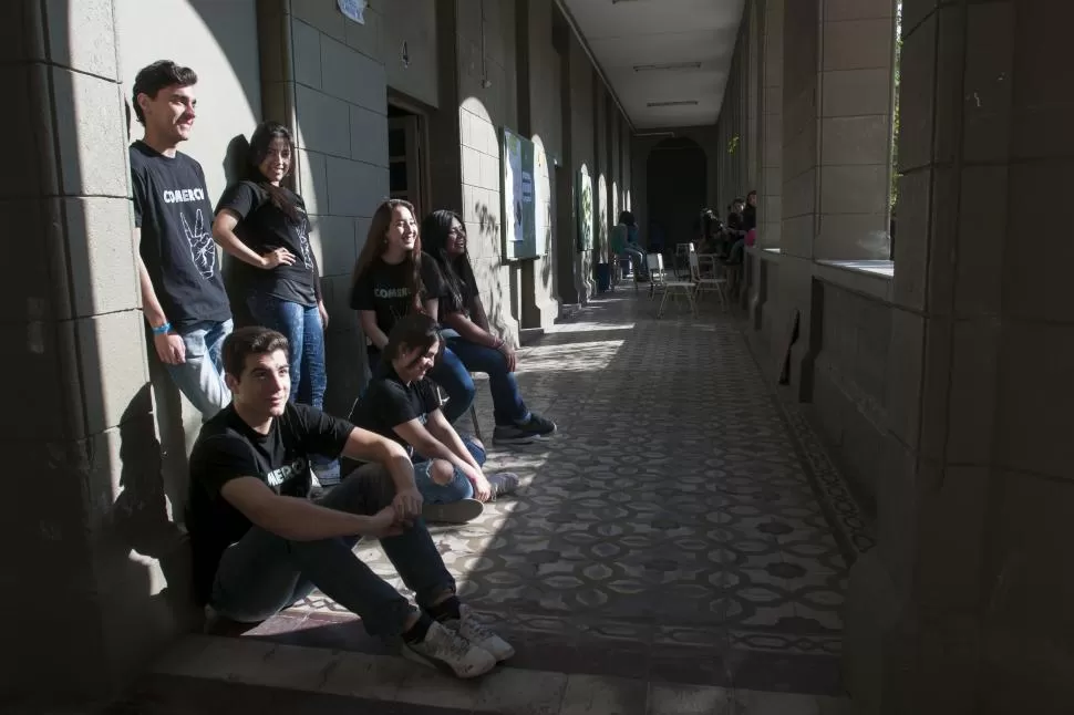 ILUMINADOS. Bajo la luz del sol, en la galería de la Escuela de Comercio n°2 que cumple 50 años, los alumnos conversaron con LA GACETA. la gaceta / foto de Inés Quinteros Orio 